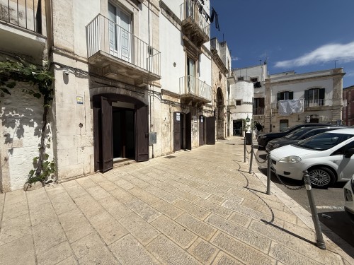 P  R  E  Z  Z  O       R  I  B  A  S  S  A  T  O  -  Centrale e Visibile Locale con 5 Ingressi